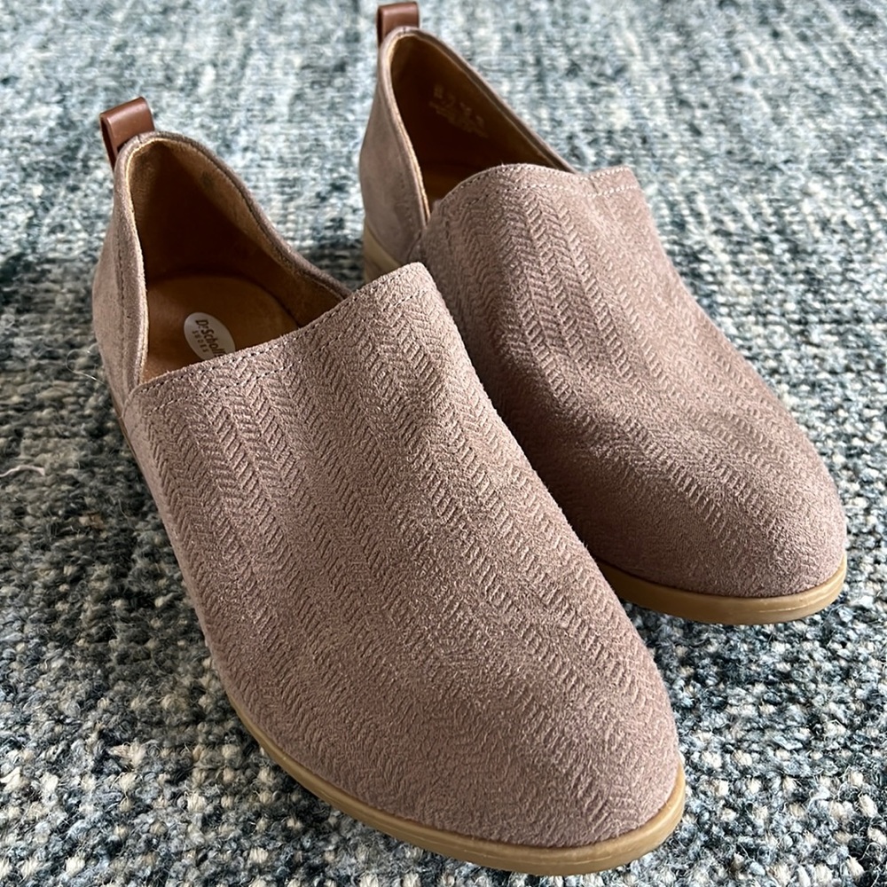 Beige flat shoes